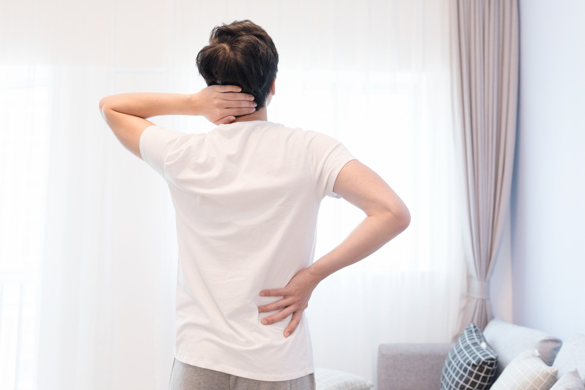 摄图网_500708296_banner_腰酸背痛的男生（企业商用）.jpg